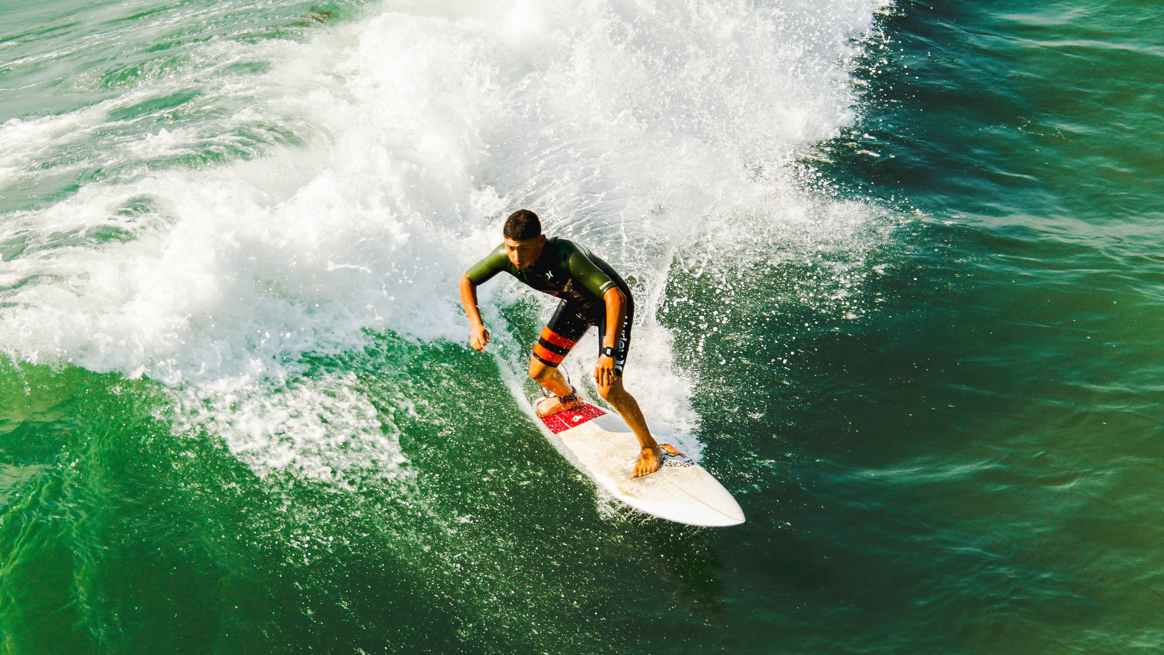 “荒野之战：沙丘与泥泞中的极限追逐”，荒野沙漠